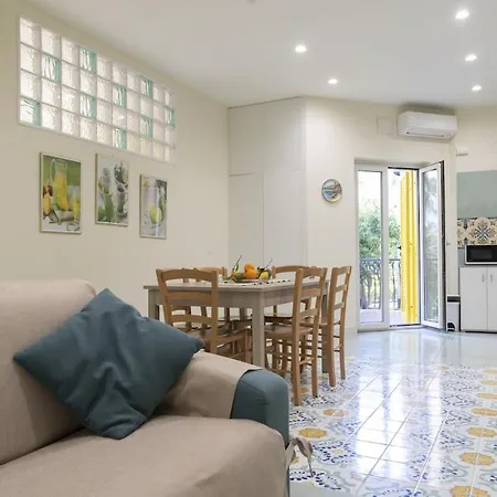 Sorrentovibes - Modern With Terrace, Swimming Pool&tennis Lägenhet Sorrento